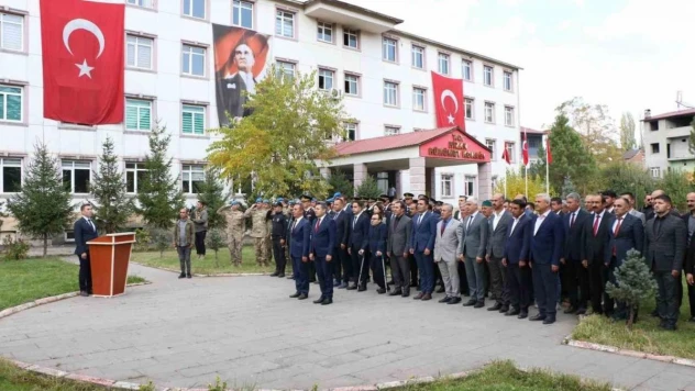 Hizan'da 29 Ekim Cumhuriyet bayramı dolayısıyla çelenk sunma töreni düzenlendi