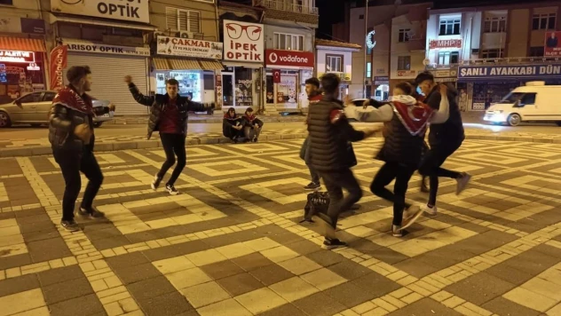 Hızını almayan asker adayları eğlenceye ilçe meydanında devam etti