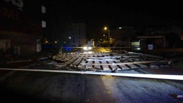 Hortum iş yerinin çatısını uçurdu, yolu kapattı