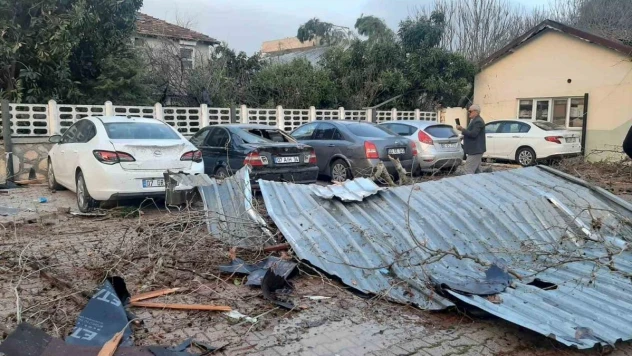 Hortum sebebiyle üzerine güneş paneli düşen otomobildeki çocuk yaralandı