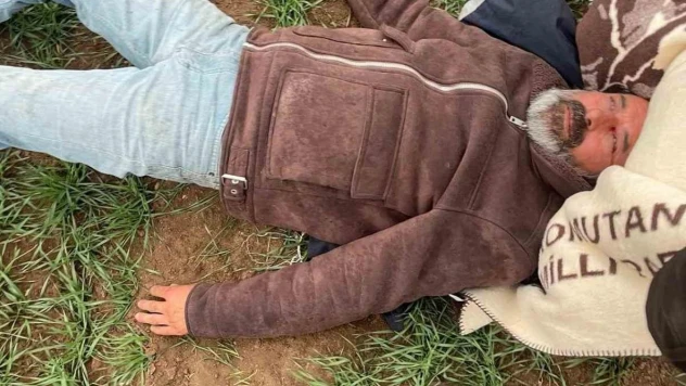 Hurda elektronik ürün yüklü kamyonet devrildi, 2 kişi yaralandı