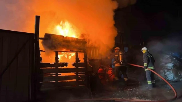 Hurdalıkta çıkan yangın 2 katlı binayı küle çevirdi