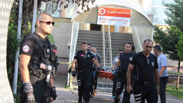 Husumetlisini namaz kılarken boğazını keserek öldürdü