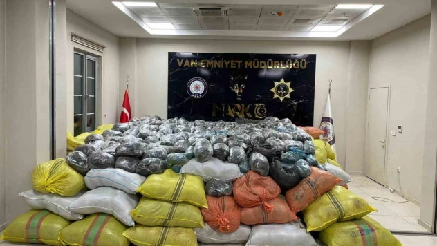İçişleri Bakanı Yerlikaya:'Devam eden NARKOGÜÇ-38 Operasyonu kapsamında Van'da 4 Ton 600 Kg toz esrar daha ele geçirildi. 1 Yabancı uyruklu zehir taciri yakalandı'