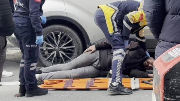 İki aracın arasından geçmeye çalışan motosiklet sürücüsü düştü: O anlar kamerada