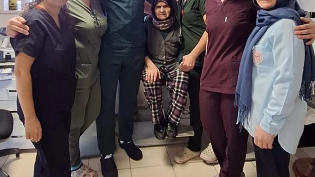 İki gözünde görme kaybı yaşayan yaşlı kadın tekrardan sağlığına kavuştu