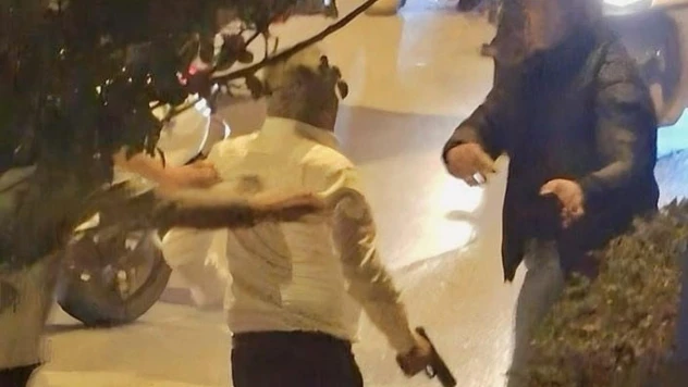 İki grup arasında çıkan kavgada silah çekildi: O anlar kamerada
