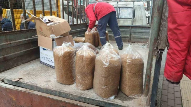 İki kamyonet kaçak tütün ele geçirildi