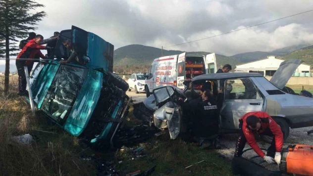 İki otomobil kafa kafaya çarpıştı, ortalık can pazarına döndü