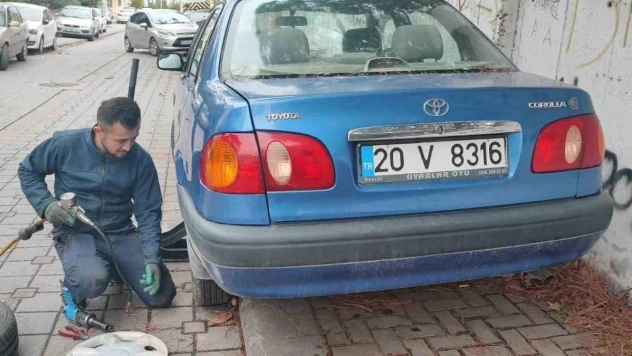 İki sokakta park halindeki araçların lastikleri kesildi