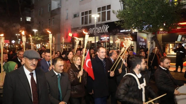 İlçelerinin kurtuluşunu fener alayı ile kutladılar