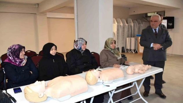 İlk yardımın önemine değinerek seminere katıldı