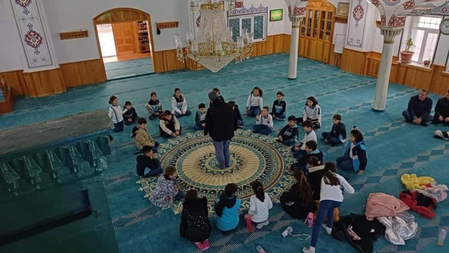İlkokul öğrencileri camiyi gezdi