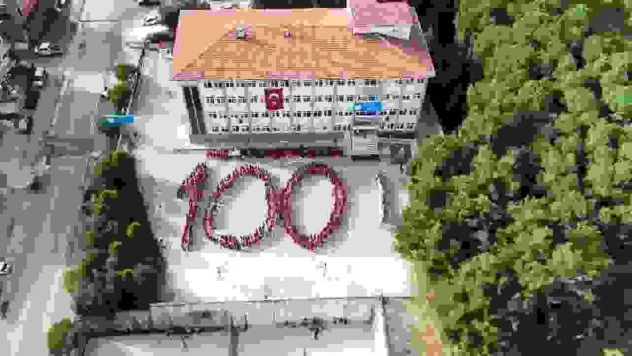 İlkokul öğrencilerinden 100. yıl koreografisi
