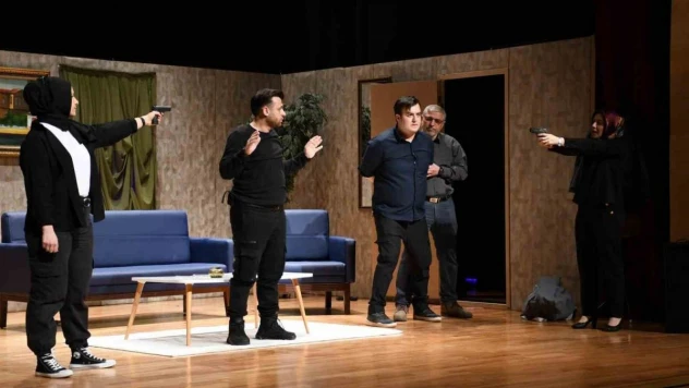 İnfaz ve Koruma Memurları tiyatro sahnesinde