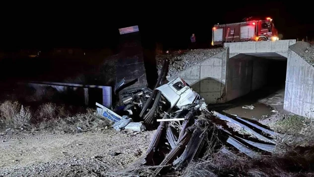 İnşaat demiri yüklü tır 3 metrelik menfezden aşağı düştü