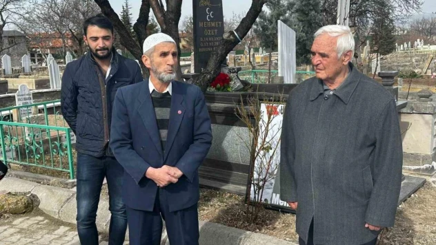 İş adamı Mehmet Özet kabri başında anıldı