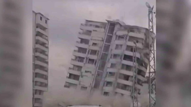 İş makinesinin darbesiyle 10 katlı bina yerle bir oldu