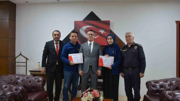 İş yerinde buldukları altın kolyeyi 69 gün iz sürerek sahibine ulaştırdılar