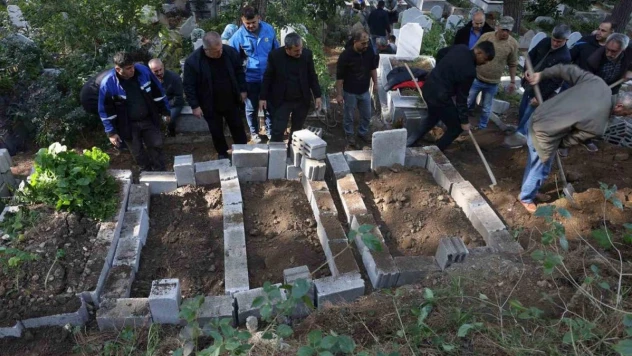 İskenderun'da katledilen anne ve iki çocuğu yan yana toprağa verildi