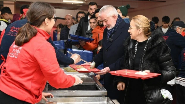 Isparta Belediyesi'nin iftar sofrasında birlik ve beraberlikle ilk iftar açıldı