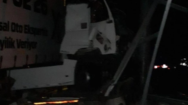 Isparta'da tır ile kamyonet çarpıştı: 1 ölü, 1 yaralı