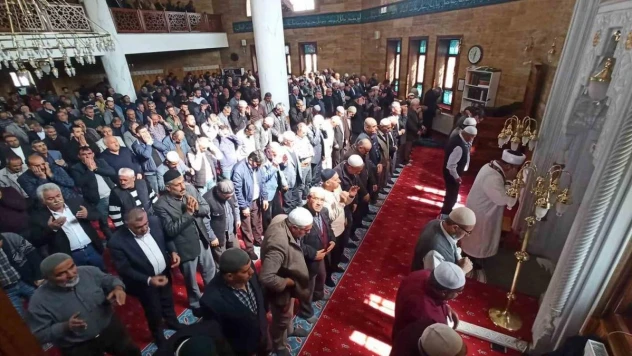 İsrail'in saldırılarında hayatını kaybeden Filistinliler için gıyabi cenaze namazı kılındı