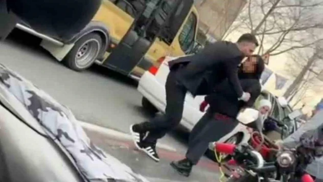 İstanbul'a trafikte 'sinyal vermedin' kavgası kamerada: 'Senin kemiklerini kırar eline veririm'