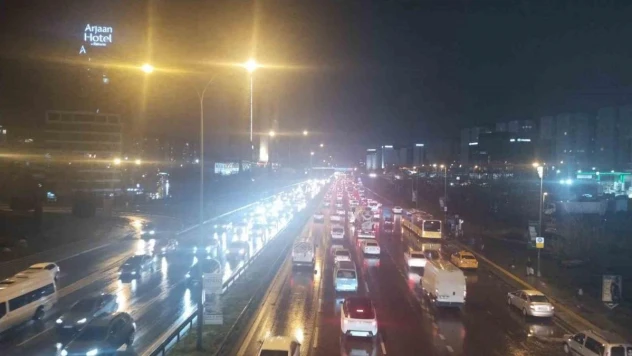 İstanbul'da akşam saatlerinde trafik yoğunluğu