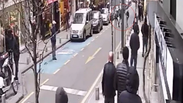 İstanbul'da bıçaklı omuz atma kavgası kamerada: Baba ve oğlu önce dövdü sonra bıçakladı