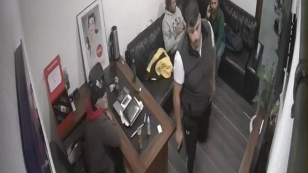 İstanbul'da dehşet anları kamerada: Babasına küfreden adamı silahla vurup darbetti