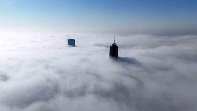 İstanbul'da etkili olan sis nedeniyle dev gökdelenler adeta kayboldu