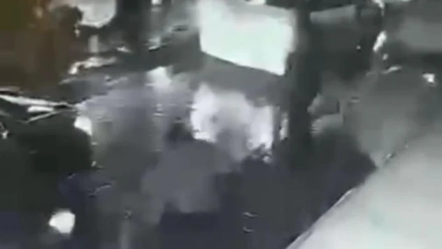 İstanbul'da film gibi olay kamerada: Silahlı saldırıda bulunan şahsın motosikletini yaktı