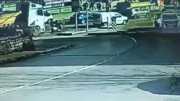 İstanbul'da hafriyat kamyonu dehşeti kamerada: Motosikletli atlayarak ezilmekten kurtuldu