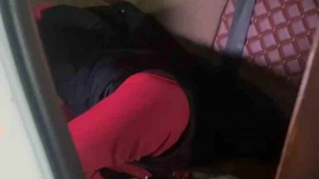 İstanbul'da takside sızan sarhoş müşteri kamerada: Taksicilerin çabasına rağmen bir türlü uyanmadı