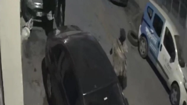 İstanbul'da yanlış adam dayağı kamerada: Tek kafayla yere serildi