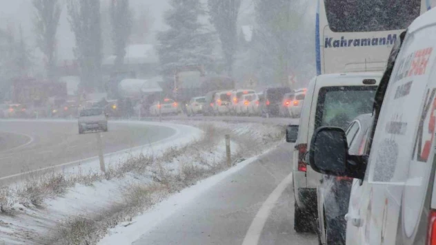 İstanbul'u Karadeniz'e bağlayan D-100 karayolunda ulaşıma kar engeli
