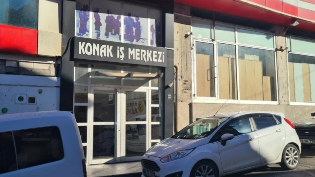 İşyerlerini soymak isteyen hırsızlar, kendilerini kaydeden güvenlik kamerasını da çaldı