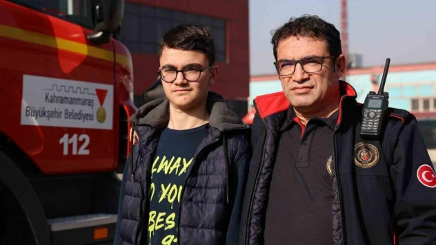İtfaiyeci baba enkazdaki oğluna 'Sen bekle yaralıları kurtaracağım' diyerek başkalarının yardımına koştu
