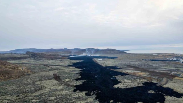İzlanda'da kasabaya ulaşan lavlar havadan görüntülendi