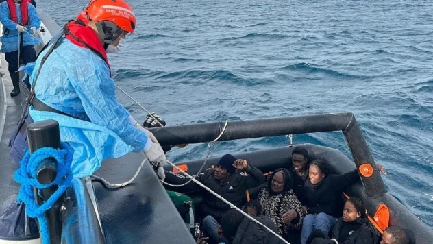 İzmir açıklarında göçmen hareketliliği: 100 göçmen karaya çıkartıldı