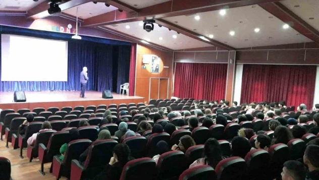 İzmir'de 'Kur'an-ın Mucizeleri' konferanslarına öğrencilerden yoğun ilgi