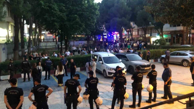 İzmir'de Cumhurbaşkanı'na hakaret içerikli duvar yazısı yazan 4 şüpheli tutuklandı
