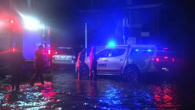 İzmir'de ev ve iş yerlerini su basarken mahsur kalanları zabıta kurtardı