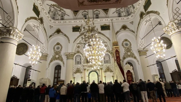 İzmir'de mübarek Ramazan ilk teravih ile başladı