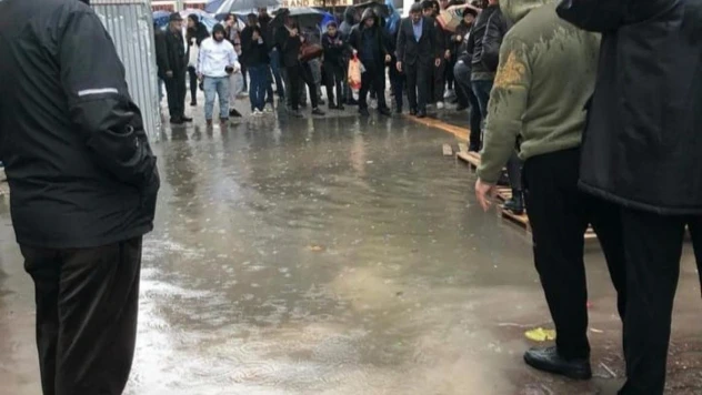 İzmir'de sağanak yağış ilginç görüntülere neden oldu