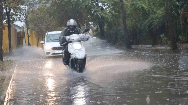 İzmir'de sağanak yolları göle çevirdi