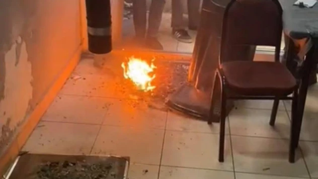 İzmir'de şok görüntü: Polisi gördü, uyuşturucuları sobada ateşe verdiler