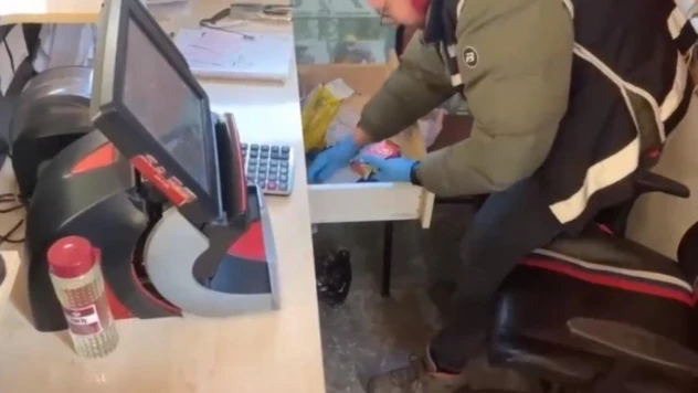 İzmir'de tefecilerin adreslerine baskın, tapu, senet ve ruhsatsız silahlar ele geçirildi