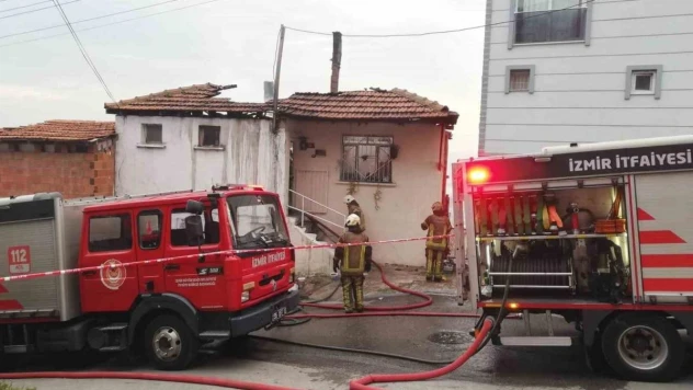 İzmir'de yangın: İki ev alev topuna döndü, tüpler bomba gibi patladı